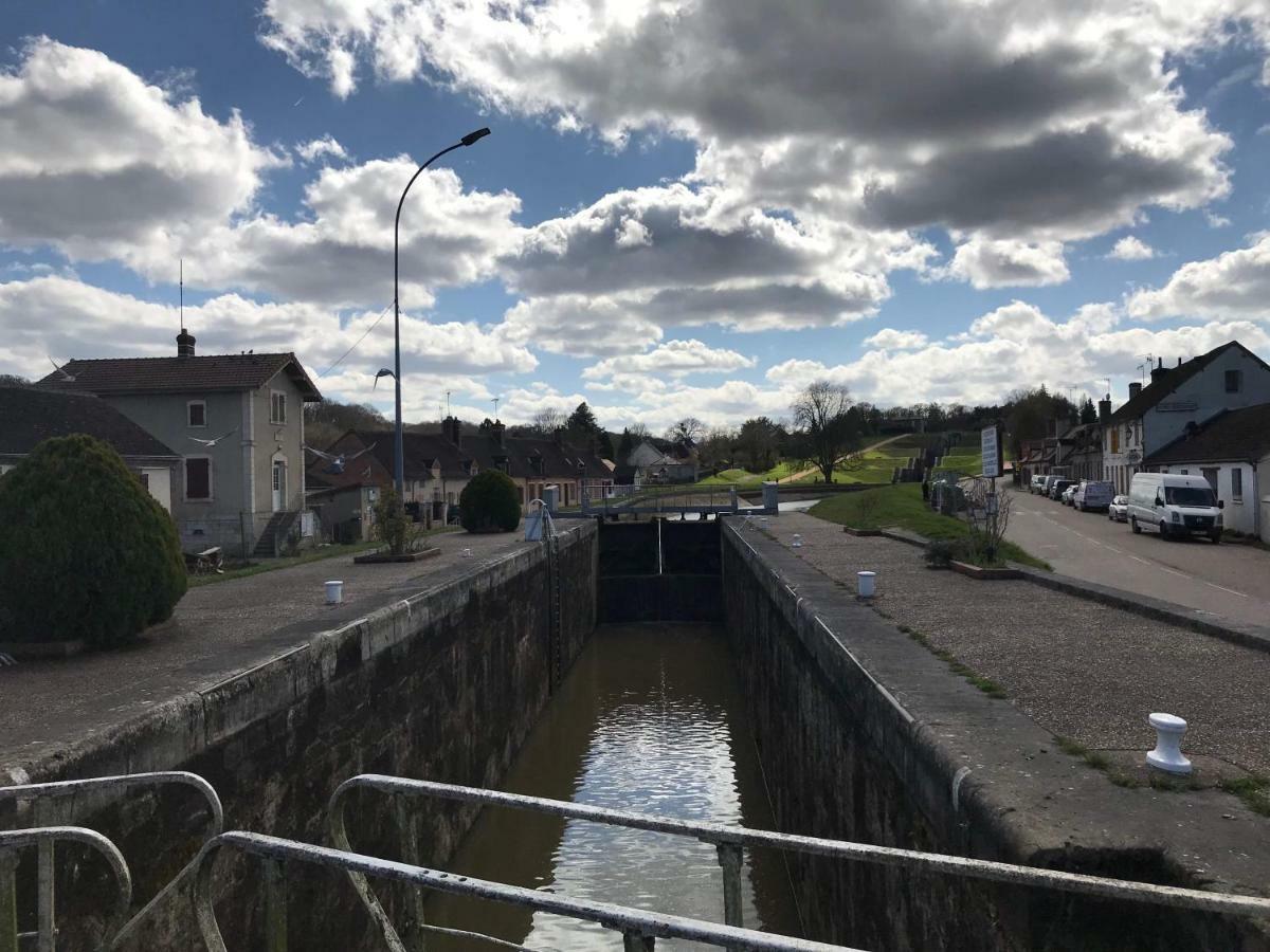 Les Du Canal Vue Sur Le Canal Rogny